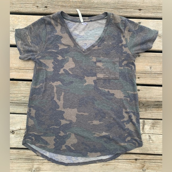 💛 Trescics Camo Print V-Neck Tee with Pocket - Size S - Picture 2 of 7